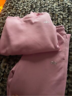 Alo Pink Crewneck Sweatshirt & Joggers Set